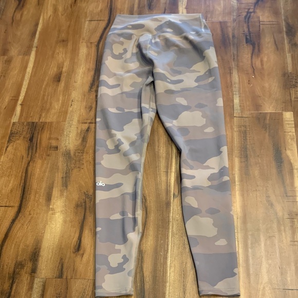 Alo ladies High-Waist Leggings - Gray Camo small - Picture 3 of 4